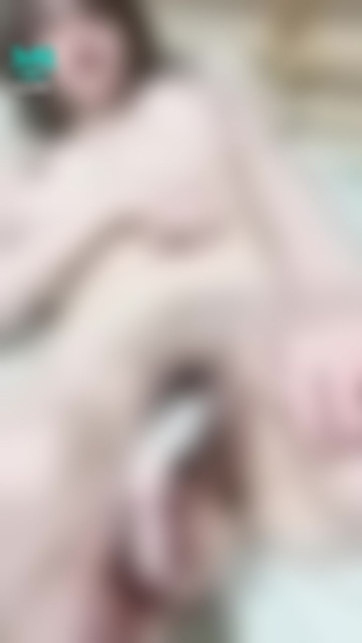 qoo089 : 用手翻開嫩穴正片~被玩具玩到高潮,聲音太大會吵到鄰居,好想被幹到高潮🔞🔞🔞