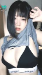 hnn_1220 : 好看的皮囊千篇一律 有趣的靈魂萬里挑一
每個人都有一段過去 都有屬於自己的故事
那會成為你生命中的一種祝福
兩個平行線的小插曲 交織扭捏在一塊
五彩繽紛的小故事裡 創造各種動容的小奇蹟
我今年1 8歲
很久沒有交男朋友
或許是因為我的工作 讓人們對我產生了很大的距離感
我是一名直播主
人們總是認為我的生活光鮮亮麗 五彩繽紛 每天都很精采
其實對於我來說 只是一個能夠溫飽的工作而已
也可能是我自己的眼光太高
但是我想要找的是一個可以託付一生的伴侶
而不是講求 速食愛情的生活
我是一個很會賺錢的女人
我的男人不用多有錢 只要可以溫飽
不用長得多麼帥 只要順眼就好
愛我 疼我 願意花時間陪伴家庭
對我來說愛是一種決定 而不是一個感覺跟喜歡
當你下定決心你要愛一個人的時候 你會願意跟隨他
願意包容他的一切
在愛人的眼裡 即使是不完美都因為愛而玩美
我的條件不差
我知道我必續把自己準備好在最佳狀態
而不是找個有錢男人嫁出去 靠人家養
真心交友非誠勿擾
