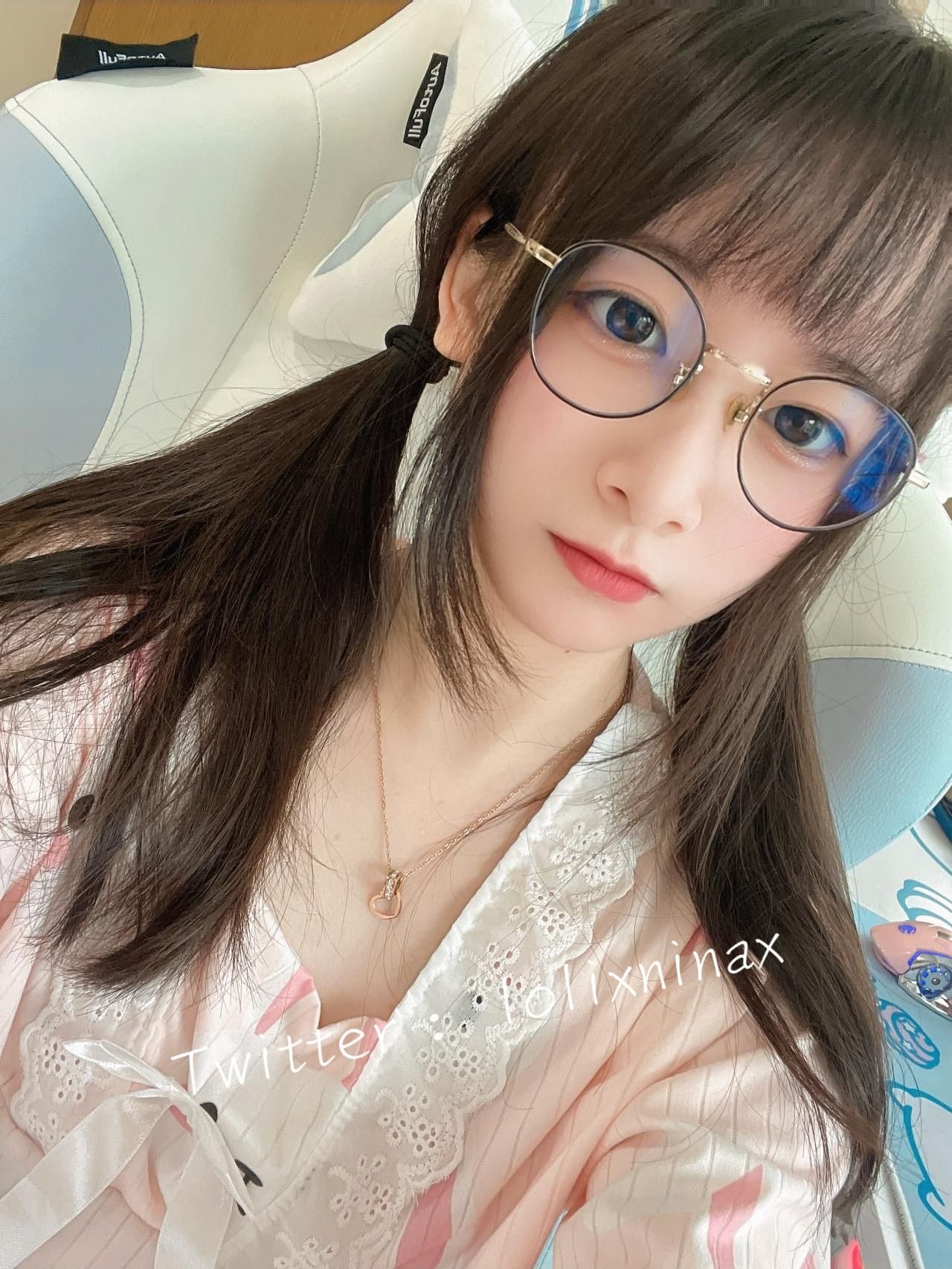 lolixninax : 穿性感睡衣慰慰🙈