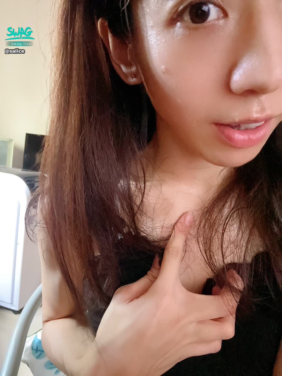 salice : 大家午安🤗
猜猜看..什麼汗水ㄧ直流不止?
我在做什麼事?😉你猜你猜你猜猜猜😙稍晚短影片有答案.歡迎留言猜猜看☺️#日常SWAG #露臉