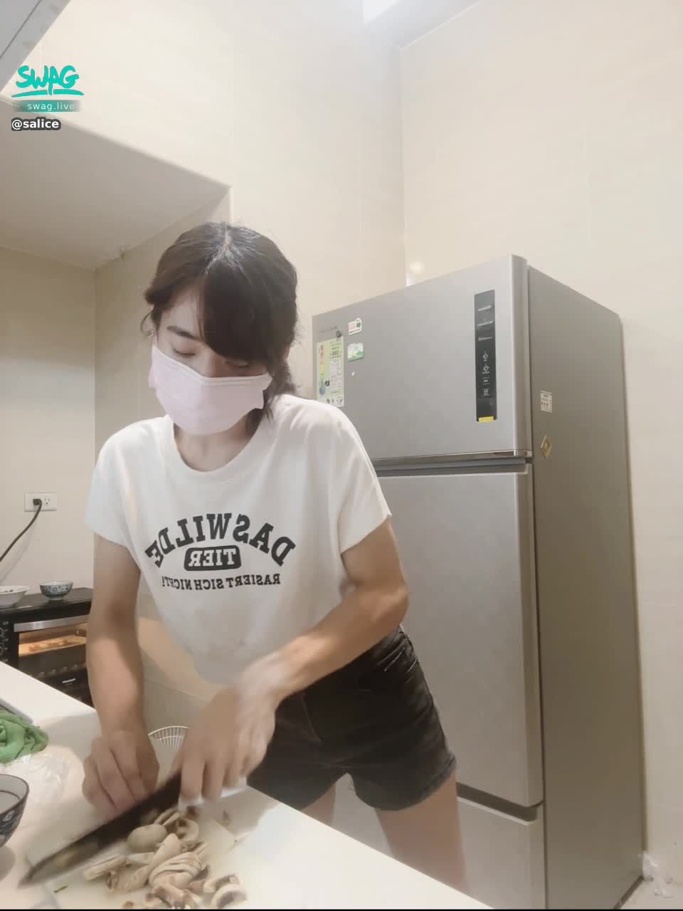 salice : 公布答案…中午的汗水在影片💦 Ps.影片最後有驚喜😘 天氣好熱做菜小解放😍發揮想像力😜讓我成為你的胃 🥰🈵️足視覺也🈵️足大大們的味覺~洋蔥蕃茄炒肉是我對舞蹈的熱情❤️🔥也是我最愛吃的ㄧ道家常菜最後…來個秋葵煎蛋🍳,讓秋葵的雄偉融在蛋液裡🥰
#🈵️足你妳的胃 #家常料理 #生活
