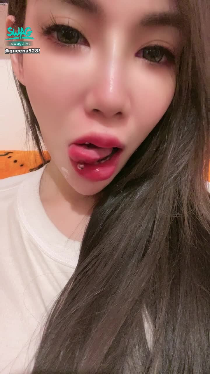 queena5288 : 你們是不是很懷念我這個無敵騷的舌頭👅最近長了痘痘好討厭🥲