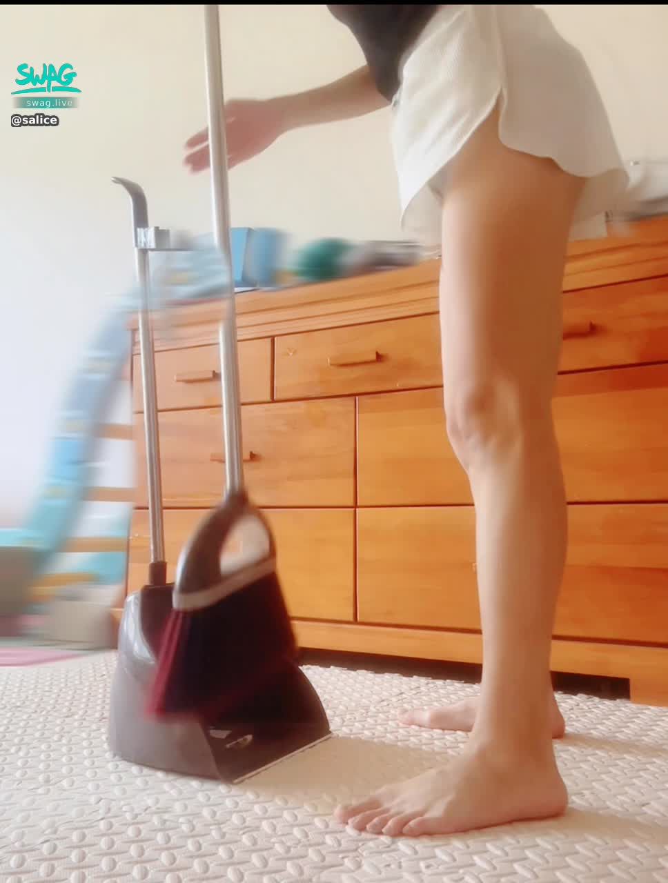 salice : 來個腿部特寫☺️羞😉請多指教
掃地也能練習腿部肌肉,運動兼整理家務的居家運動vlog
算不算好看的腿,歡迎大家公審私我答覆,不論好的不好我都接受.還不夠好看我會努力,好看我繼續保持鍛練.短影片生成中..#生活 #腿