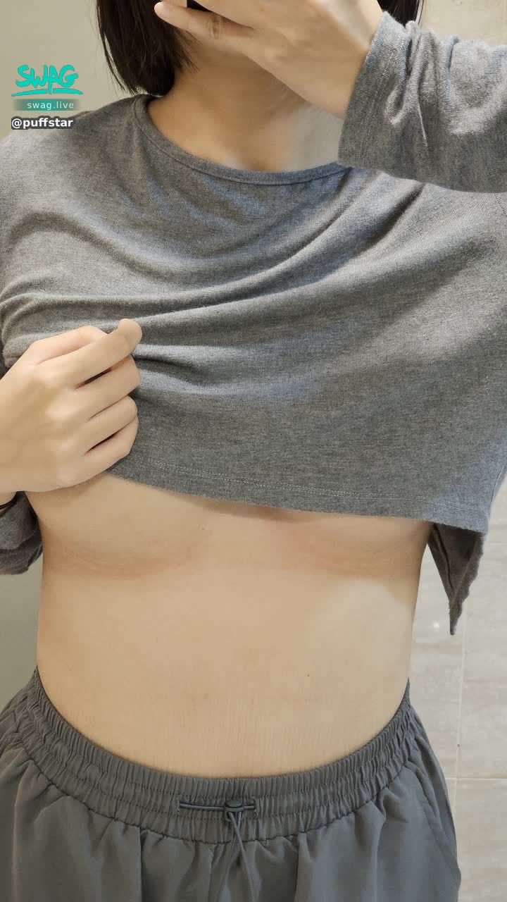 puffstar : 嘿嘿往後滑有驚喜喔
小米好喜歡這件衣服
手舉高就可以看到裡面
之後穿這件出門
是不是可以挑戰不穿內衣呀🤭
想抓可以直接伸進去揉一揉💓
哥哥就可以隨時幫小米揉ㄋㄋ