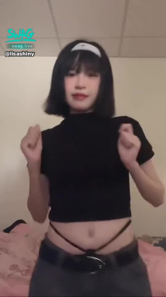 lisashiny : 可愛嗎 可愛就送我一袋巧克力🥰😘