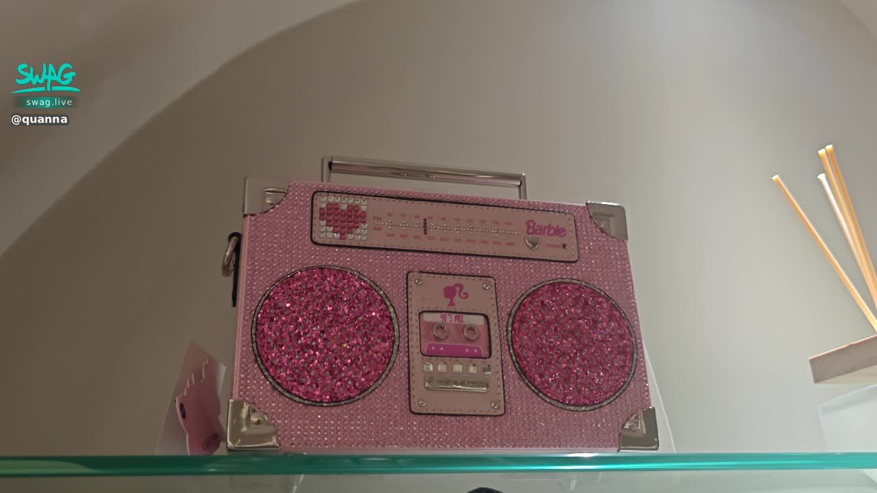 quanna : Thank you to the fans for sending me the limited edition Barbie sound box.