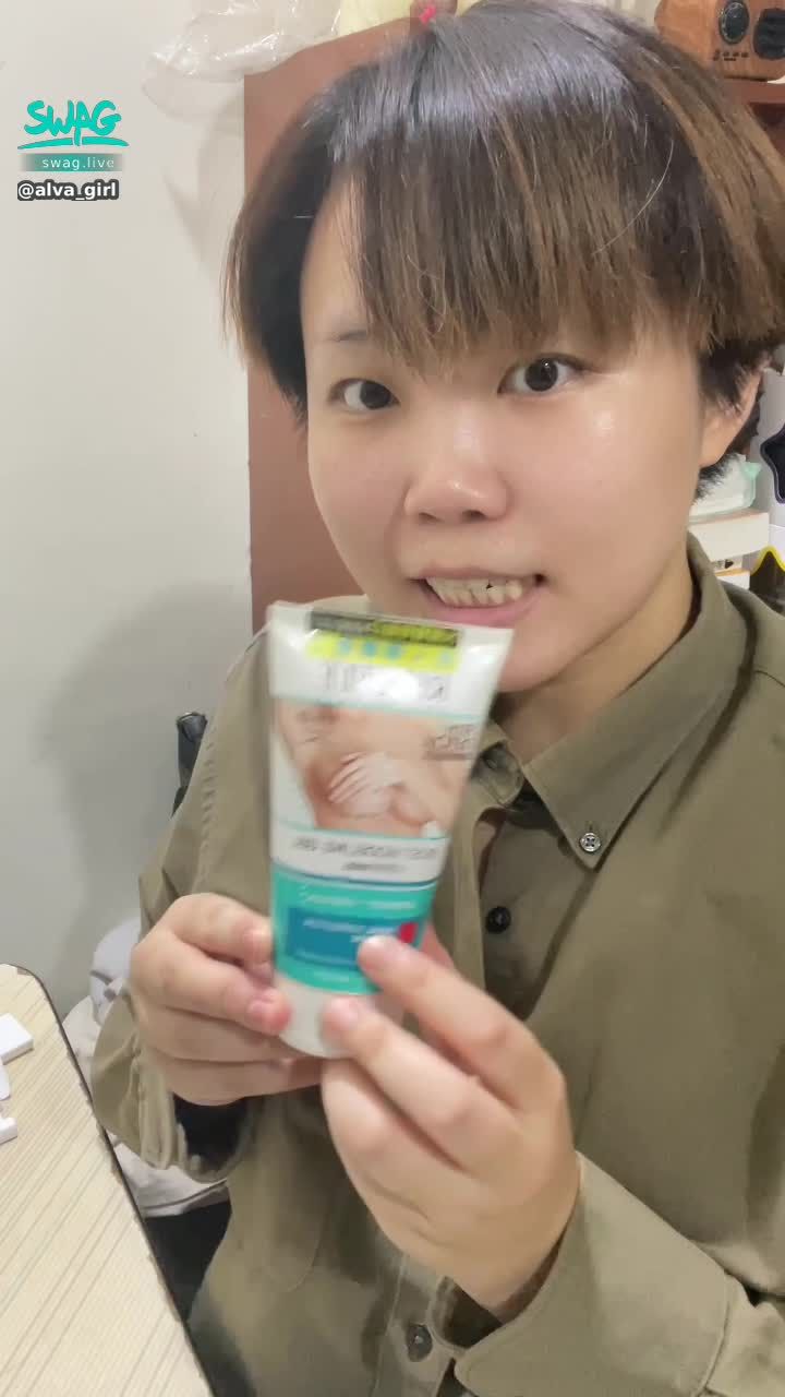 alva_girl : 最近好忙喔 沒時間好好保養胸部
哥哥們可以幫我嗎