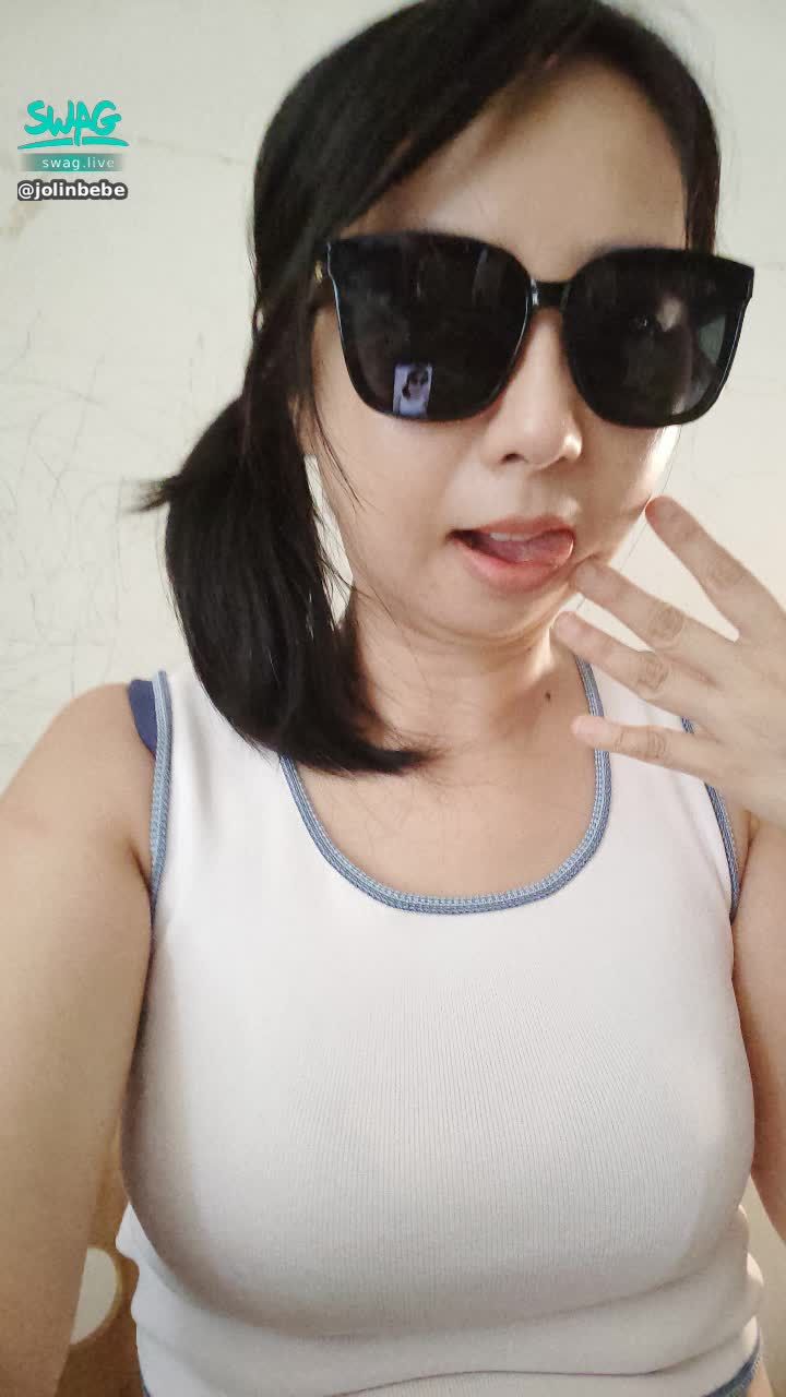 jolinbebe : 性感嗎 舔吮手指 濕訊我送淫片