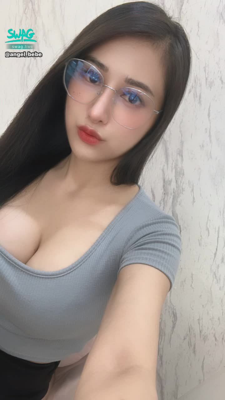 angel_bebe : 穿這樣跟你出去約會....你有辦法對我專心嗎?