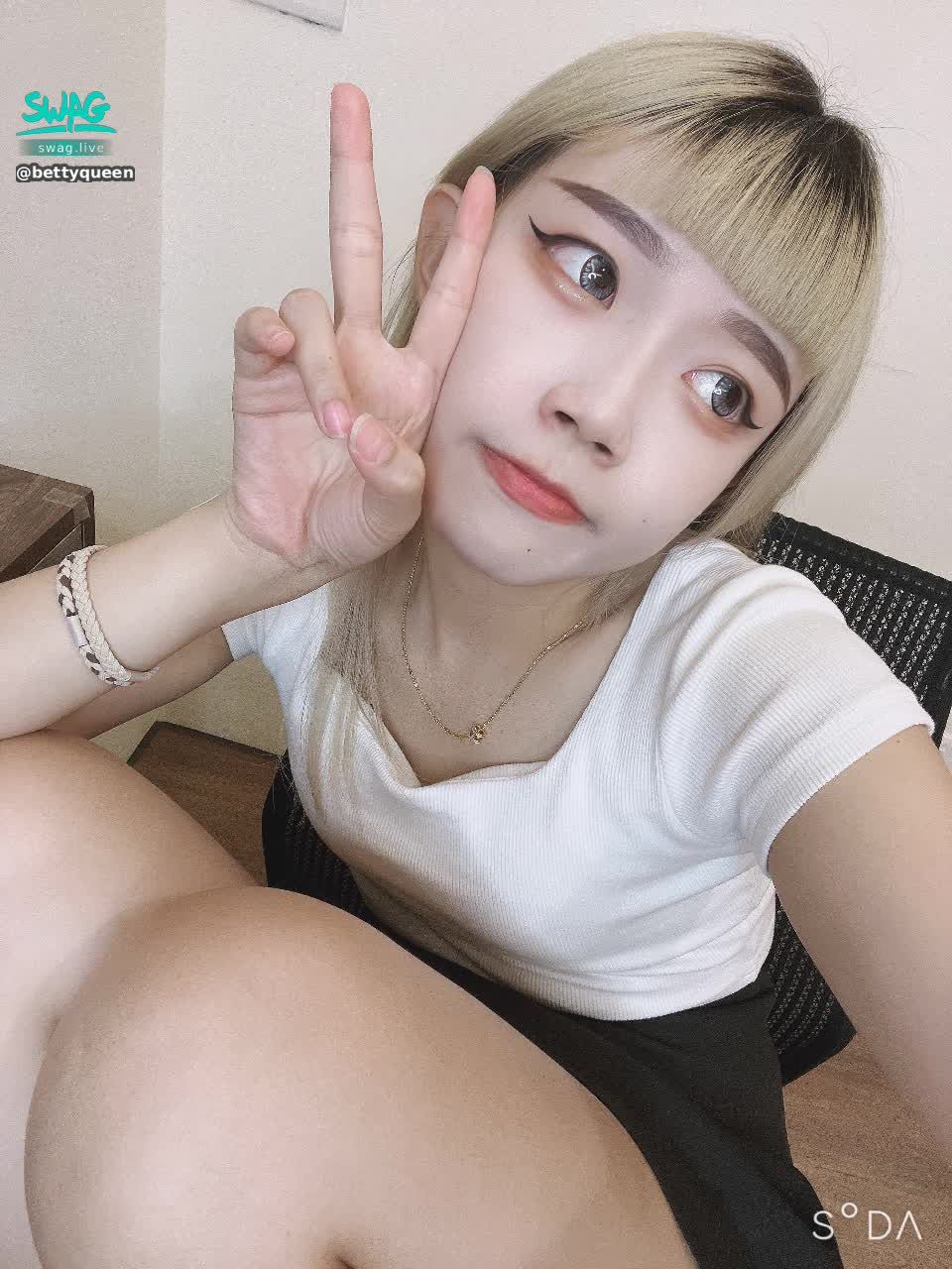 bettyqueen : 不小心剪呆ㄉ瀏海🥹希望不會被嫌棄🥲