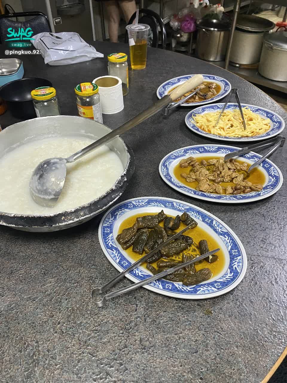 pingkuo.923 : 今天去工作上班第一天,應徵芳療師,
在面試的時候對方說0經驗可,
會帶姐姐教導沒問題,
結果去到那邊快四小時終於輪到我的號碼了,
一進去姐姐沒有在,
我一個0經驗的要我直接給客人按⋯⋯
這樣會不會太誇張⋯我給人按錯按不對
這樣子好嗎?結果客人當然選擇別的姐姐了。
後來我下去休息室有的姐姐剛好忙完⋯⋯
我就去請教他們一些流程,
他們還教我怎麼按摩頭部,自己當實驗品,
後來他們要我去找經理⋯⋯
因為沒人帶,今天我就意味著沒有客人了,
其他姐姐就建議要不然我就去練唱好了,
練唱要報備經理
結果⋯⋯經理就開一間包廂語重心長的說
生意不好⋯你又0基礎⋯很難賺錢⋯⋯
建議我離職⋯⋯
我可以理解但⋯⋯
你們今天也沒有派人來教導我啊⋯⋯唉一整個無言
———————————————