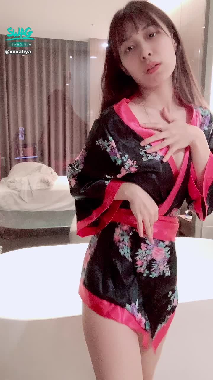 xxxaliya : 
露臉👸🏻浴袍誘惑🫦
🔥慰慰篇.抽插篇私訊艾莉收藏❤️