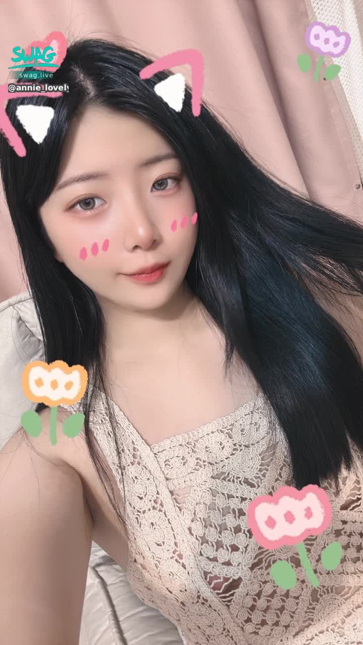 annie_lovely : 不穿內衣出門夾娃娃😈好害羞😳
你們會想看直播嗎？
Babe想看什麼主題在底下留言私訊我唷❤️