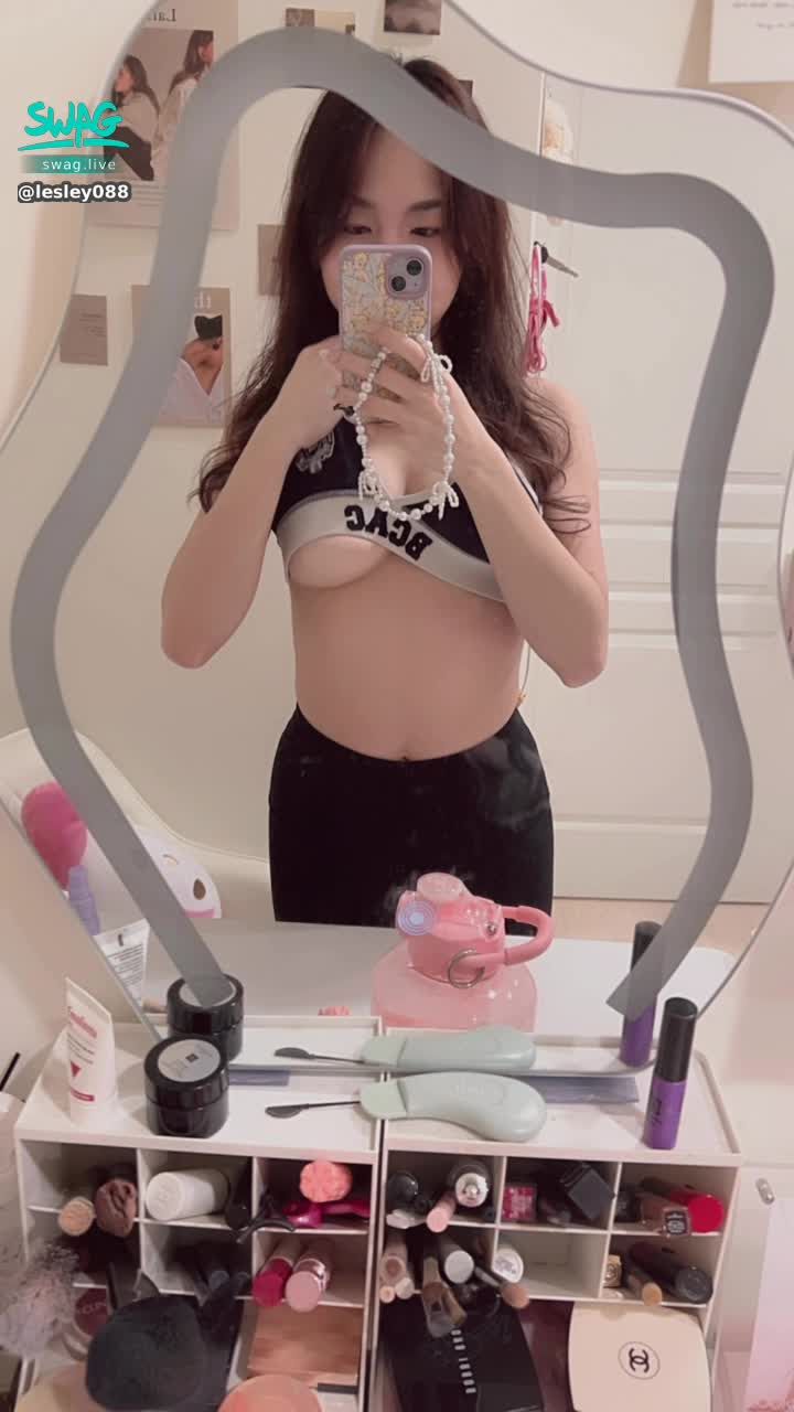 lesley088 : Babe拉起來給你偷看一下🫢