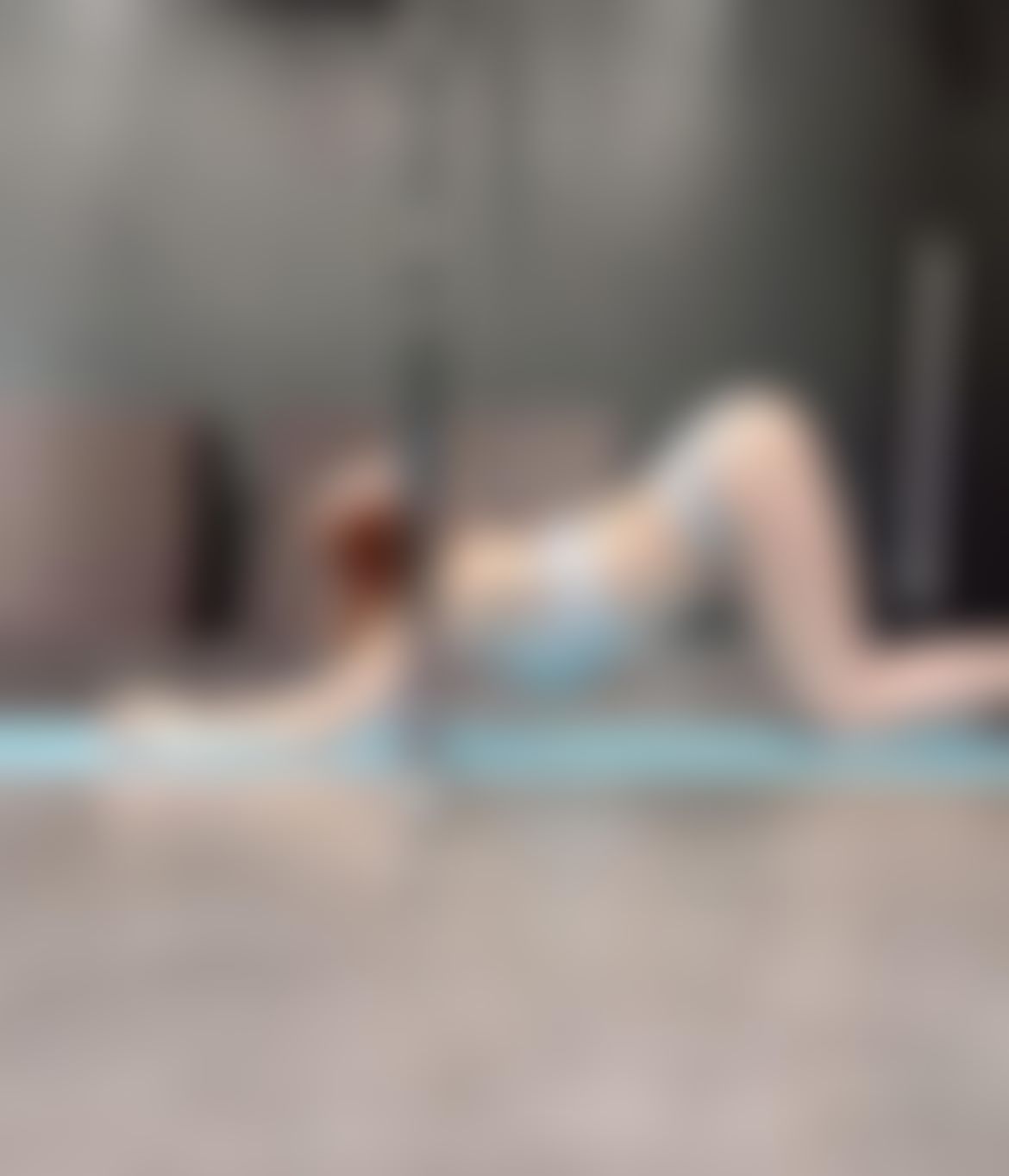 sararin : Sexy stretch before pole dance🍑❤