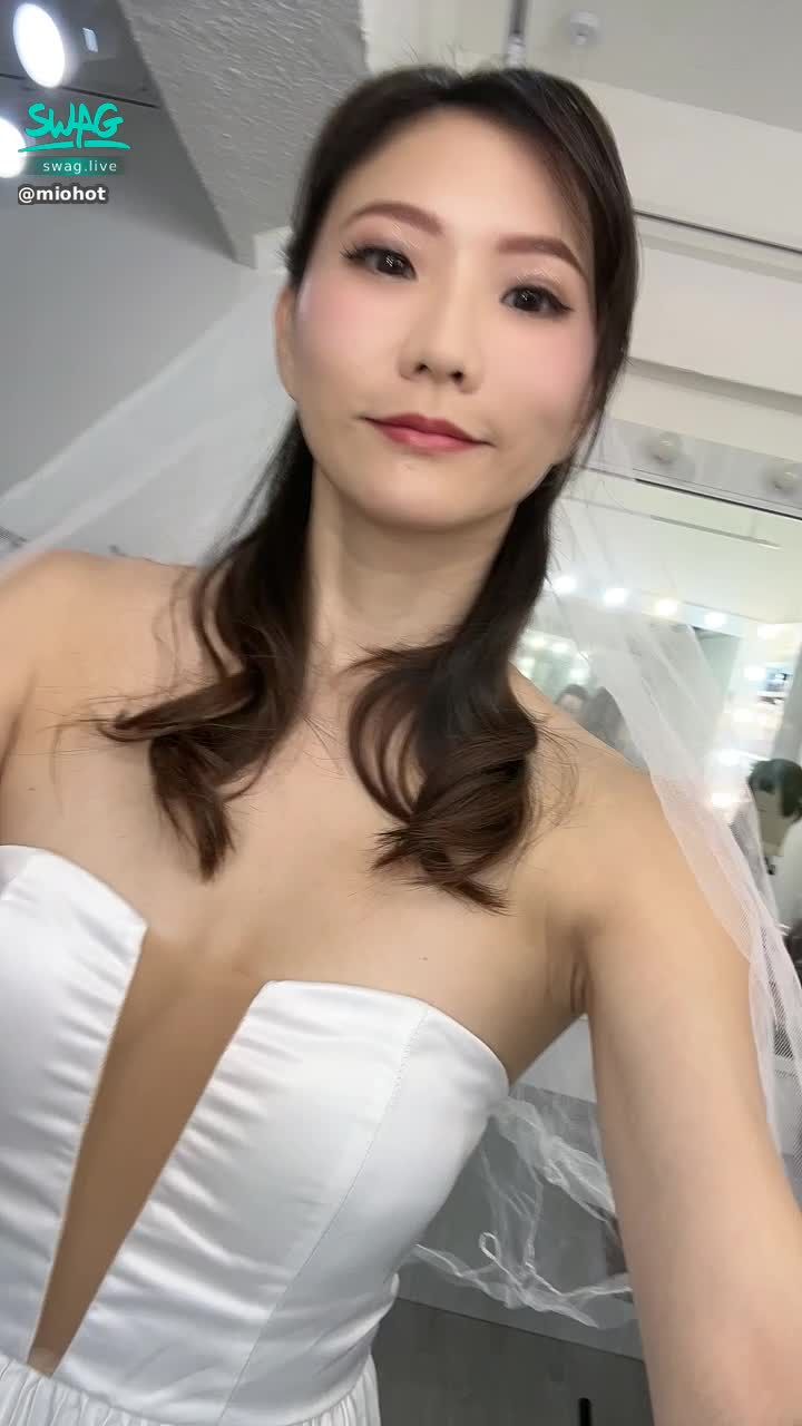 miohot : 第一次拍新娘系列😘😘😘
#新娘👰 #露奶