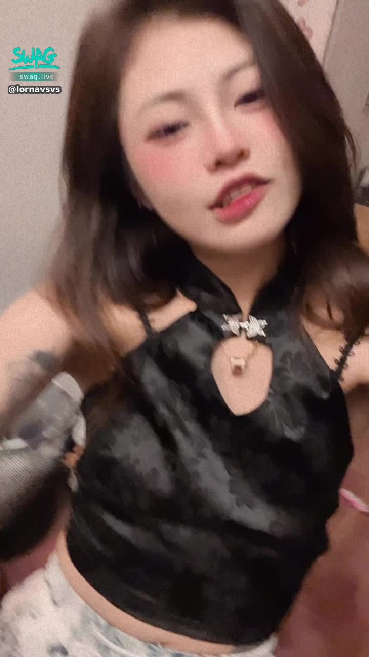 lornavsvs : 忍不住在攝影師旁邊揉起來🥵Babe要當攝影師嗎?