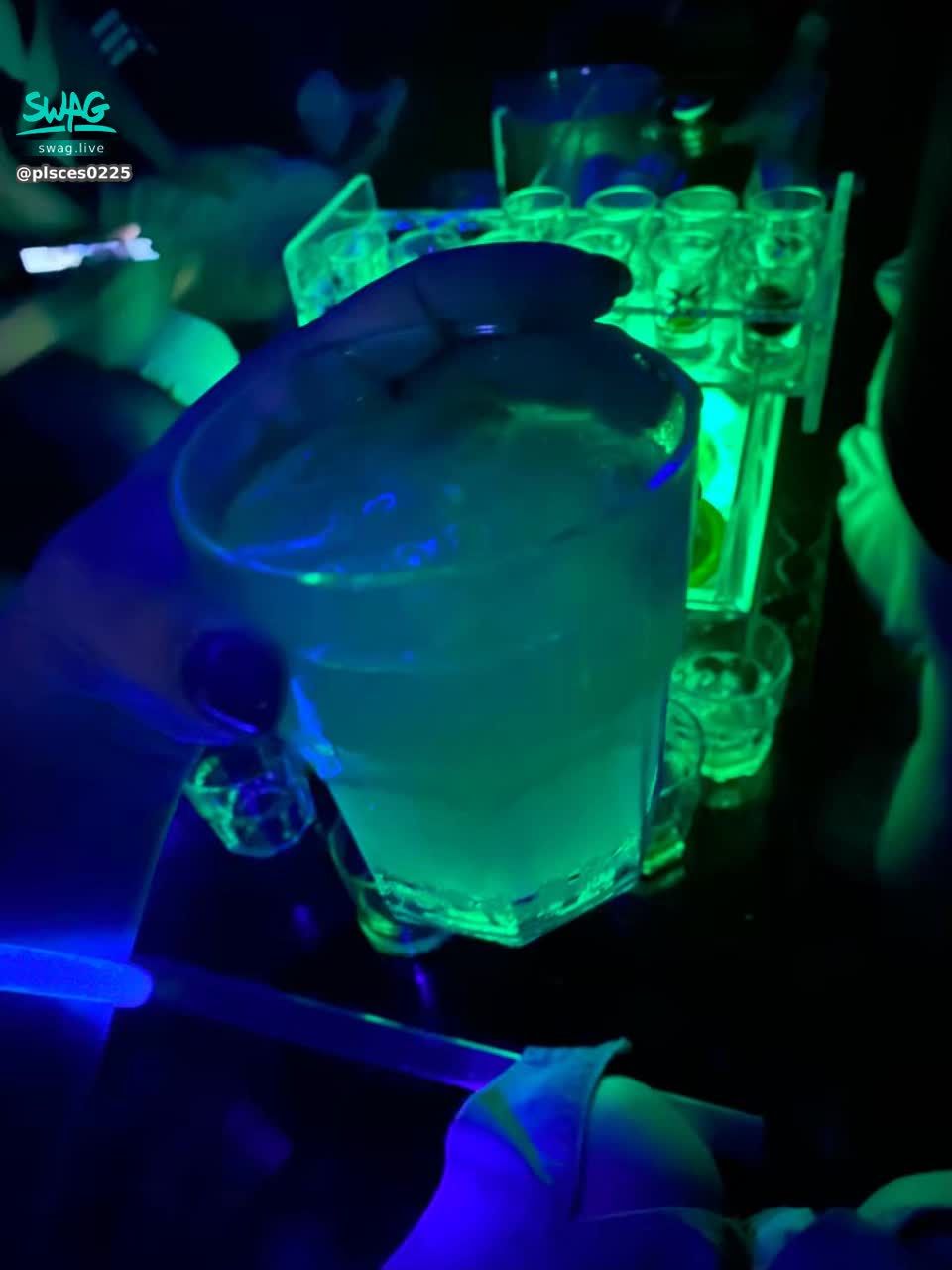 : 第二張很可愛…
在深夜的時候
忍不住的小酌兩杯之後
想在廁所好好的…
趴著讓屁股翹起來…