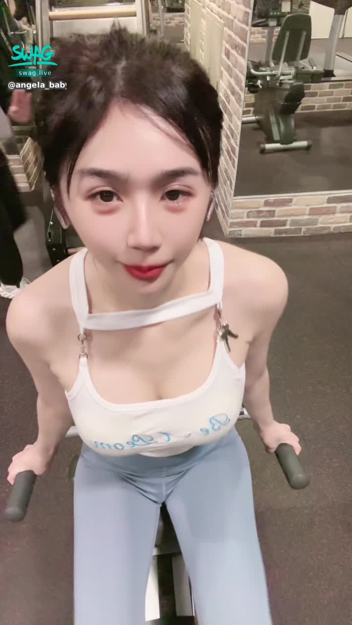 angela_baby : 健身一下～邪惡角度🤤