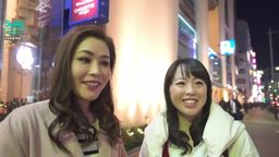 eaglejp : 雖然在自己的女兒前故作矜持,不過只要脫下了衣服,母親開始有了下一步,女兒看著看著也加入。