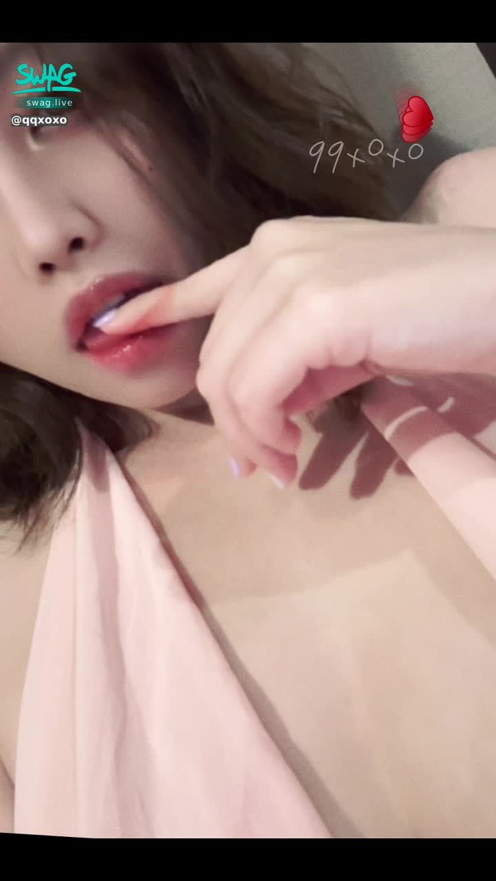 qqxoxo : 👅靈活的小舌頭😛想要試試嗎？❤️‍🔥