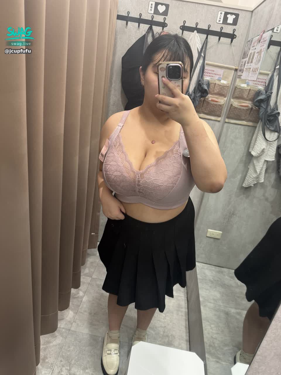 jcupfufu : 去買新內衣 店員說我餒餒變大了😳 猜猜看現在是什麼罩杯😖😖