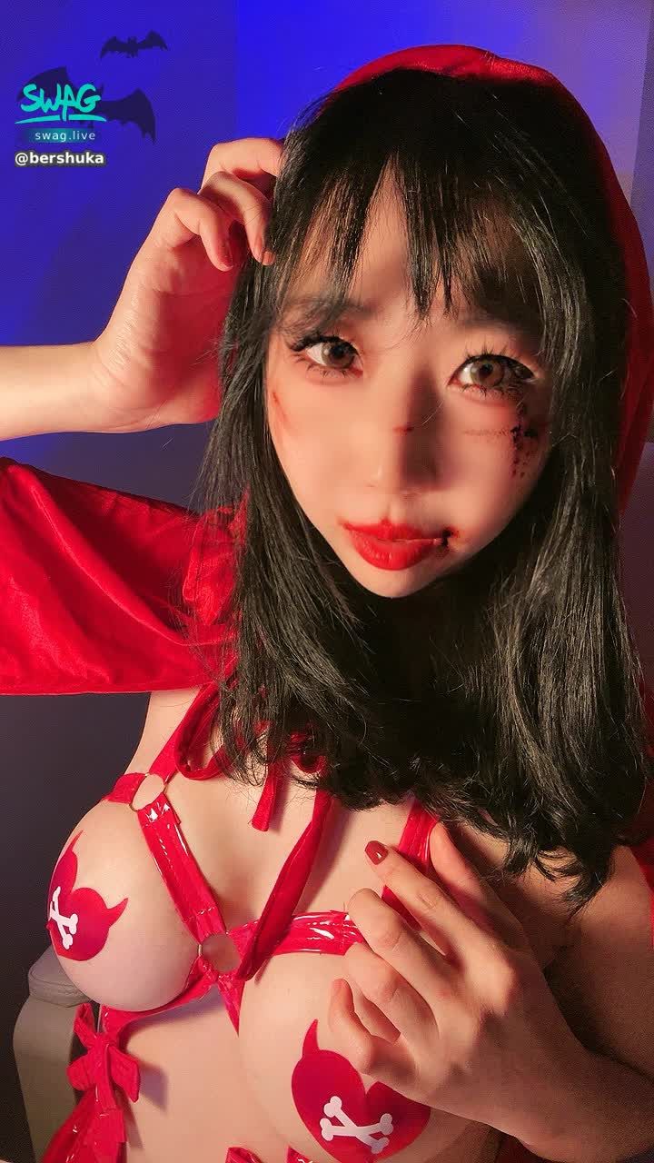 bershuka : Happy Halloween🎃颱風天的萬聖節快樂🥰換寫真活動最後一天囉！✅到限時動態置頂照片按讚並截圖私訊我，即可🉐萬聖性感寫真照8張+性感童話誘惑影片1部‼️內有露點驚喜！哥哥們趕快把握時間換起來👻

#萬聖節 #小紅帽 #童話 #性感 #sexy #大奶 #換片活動 #萬聖節活動 #受傷 #halloween #火辣