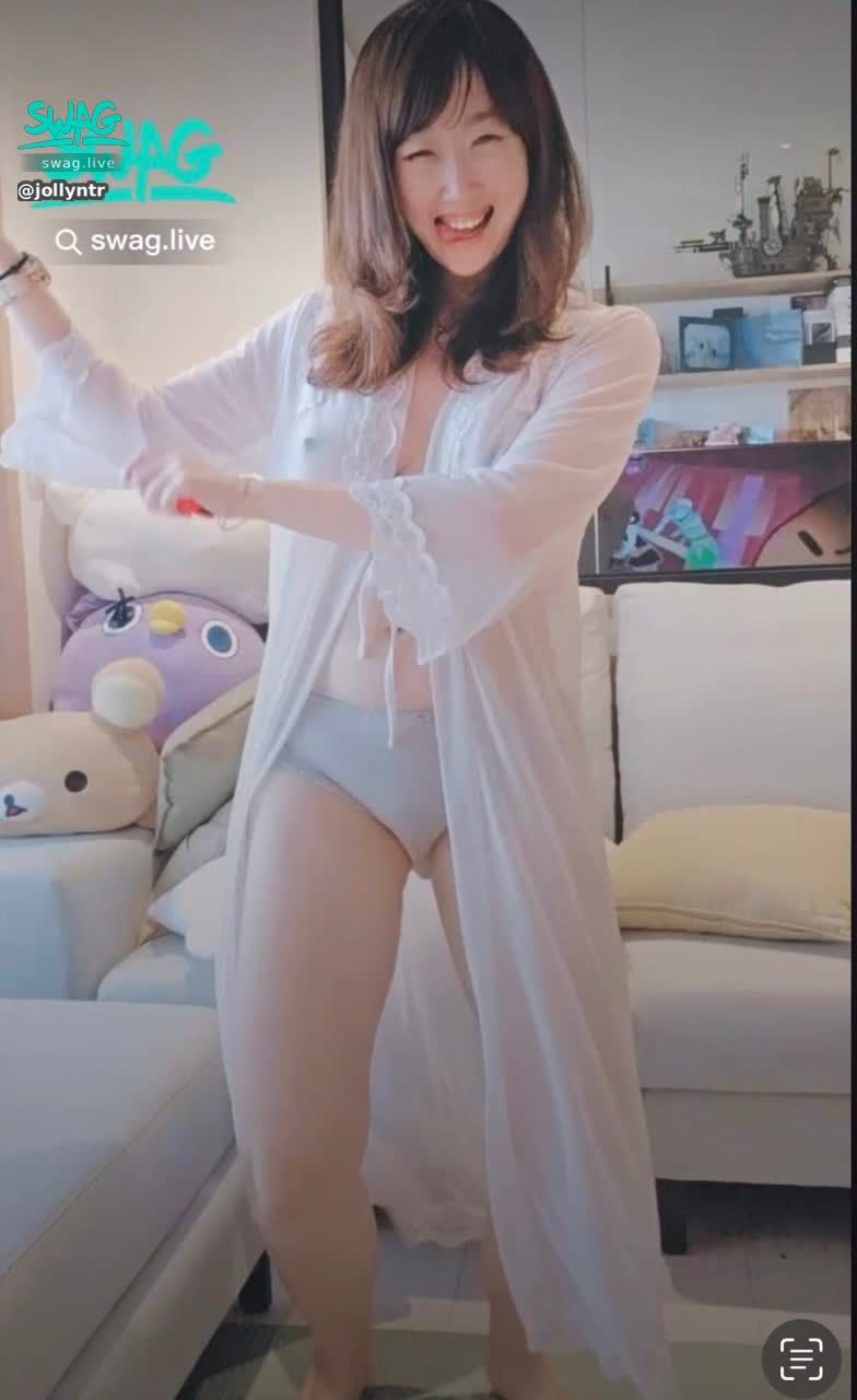 jollyntr : 直播花絮❤️草裙舞?