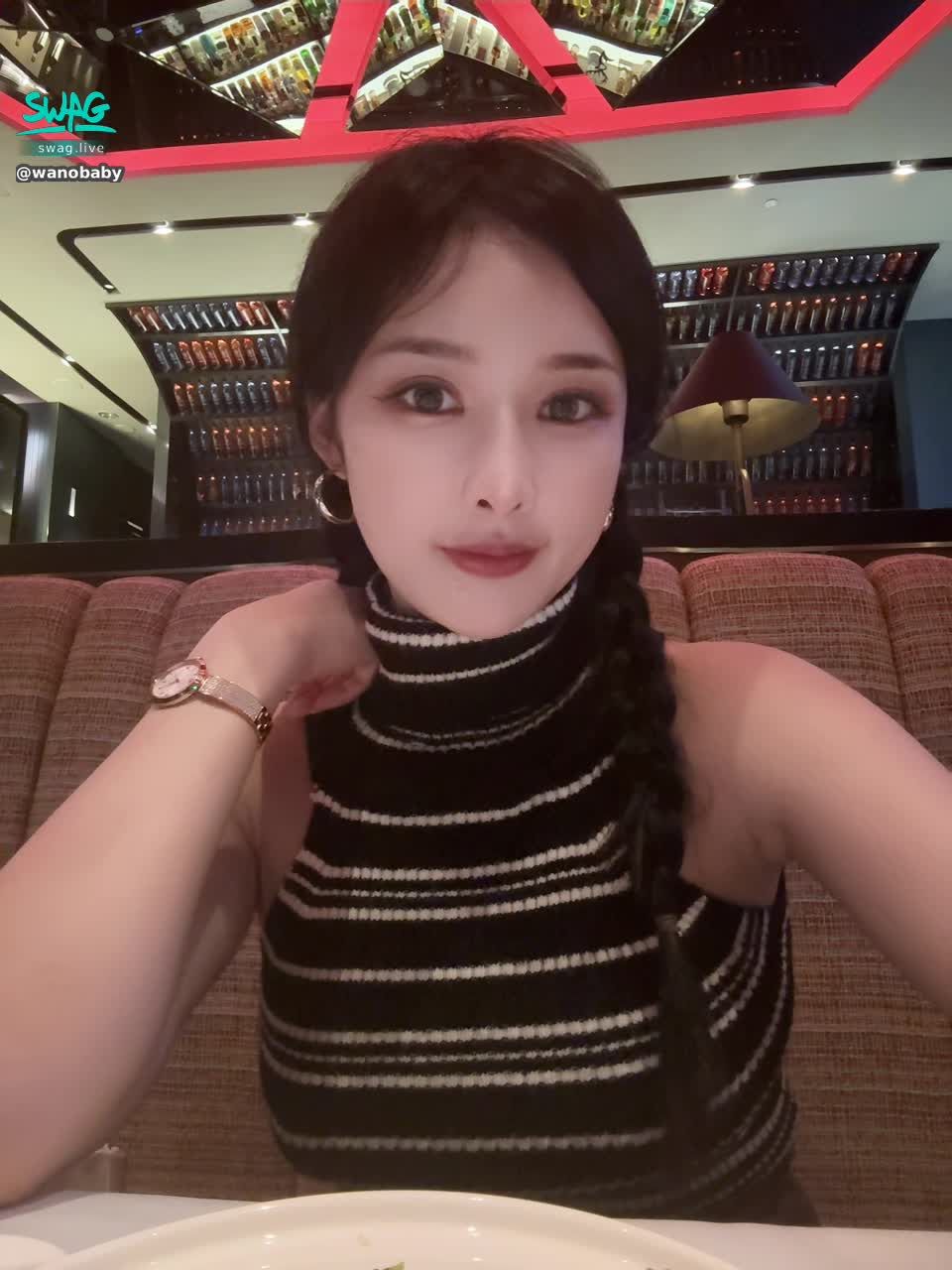 wanobaby : 今天跟粉絲約會 有發現我無罩嗎🤭🤭🤭 標題可以打:今日與文青男粉絲的無罩約會💕💕💕