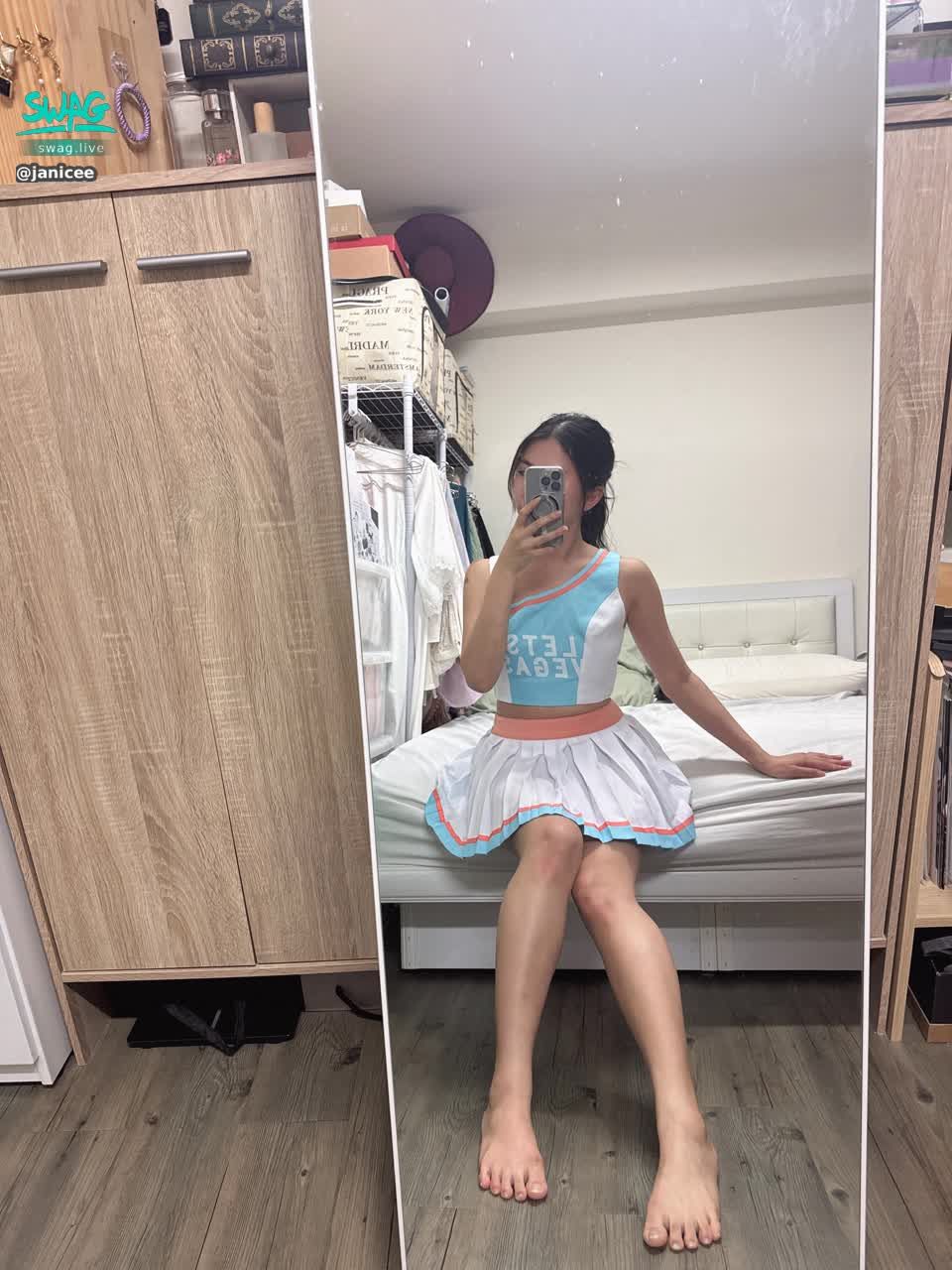 janicee : 啦啦隊原味廣告服❤️
短今款、混搭款💕
你有看過這個廣告嗎?
#美腿 #裸足 #腳底 #啦啦隊