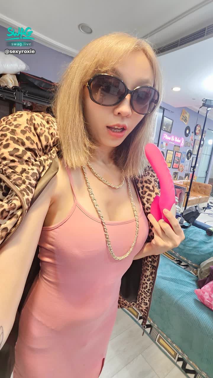 sexyroxie : 上周五晚上在 Ed 直播有一位寶寶說要客製化希希月經自慰的影片是誰呢?