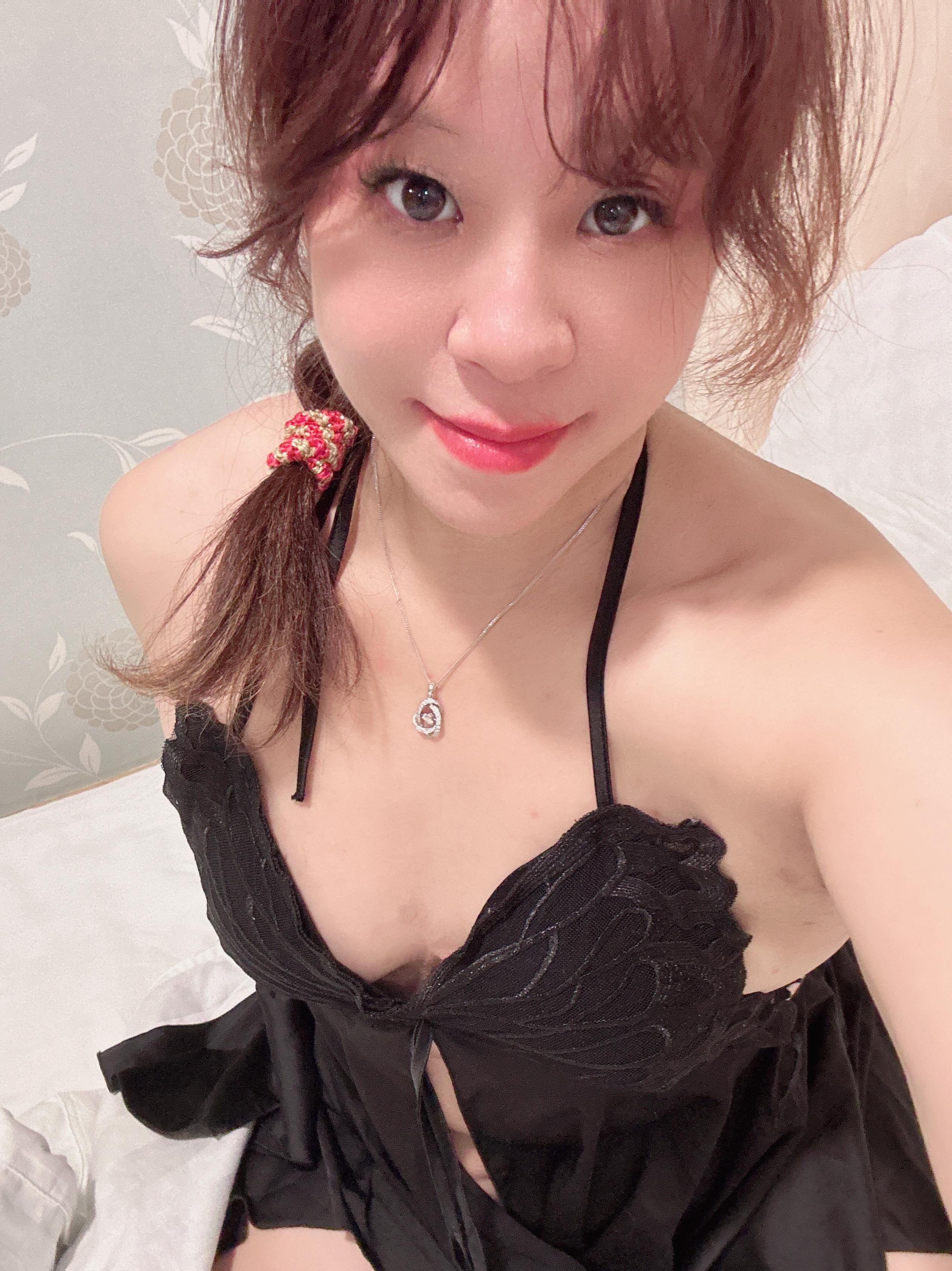 helenesexbaby : 自給自足的人體飲料機~這姿勢好高難度啊🙈🙈🙈(重口味愛好者請解鎖🔓)