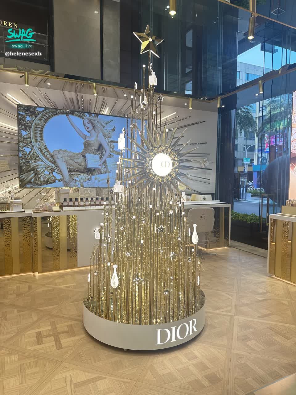 helenesexbaby : 分享Dior美美的聖誕樹
in台南新天地♥️