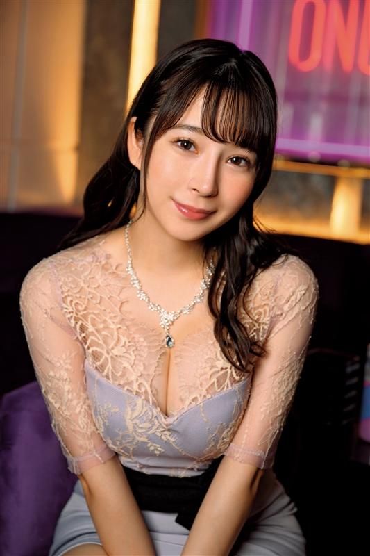 paradisedelivery : 夜の六本木を男と歩くなぎ。「お酒買ってゆっくりゴロゴロできるとこ行きた~い!」とホテルへと誘う。 「弱いのにお酒好きなの♪」ベッドの上でご機嫌な様子。そのまま男に迫りキスをする。 「今ホテル来てるってことはそういうことでしょ?」と小悪魔のように笑い、服を脱がし乳首を責めていく。 ズボンを脱がし、ギンギンに勃起したチ〇コを目にウキウキの「なぎ」。 チ〇コの匂いをかぎ、そのまま舐め始める。唾液多めの濃厚なフェラをしていたら突然「私も気持ちよくなりたい!」と下着姿に。 ついに我慢できなくなりチ〇コを挿れてもらう「なぎ」。 撮りながらしたいという男の要求に応じハメ撮りで正常位で絶頂撮影。 バックで感じまくっている最中にゴムを外し生挿入するが、気付かない「なぎ」にそのまま生中出ししてしまう。 それでも気付かず、物足りない様子で再戦懇願し、生のまま2回戦へ突入。 バックの後は騎乗位で下から激しく突き上げると感じまくり、2度目の中出し。そして背面側位や正常位でヤリまくり3回目の中出し。 「とまんない~♪」とノリノリで腰を振るなぎ。この後も一晩中搾り取られることになりそうだ…