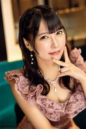 paradisedelivery : 夜の六本木を男と歩く萌華は「飲み足りないしゆっくりできるところに行きたい!」とホテルに誘う。軽く飲んだ後に「ずっとムラムラしてた!」と男にキスをし誘惑する萌華。チ〇コをしごき、ガチガチに勃起したところで男にゴムを着用させ半脱ぎ正常位で挿入させる。奥を激しく突かれた萌華は快感のあまり何度も絶頂。 「このチ〇コ好きぃ~」と甘えながらだいしゅきホールドする萌華。男が射精し、精子で満たされたゴムを見ながら嬉しそうにしている萌華。汗を流すためにシャワーのはずが、密着濃厚キスをしているうちに再び勃起してきた男から挿れたいとお願いされ、生ハメ。 バックで激しく突かれイキまくる萌香と締め付けられすぎて生中出ししてしまう男。 ベッドに移動した後も男を誘って正常位で3回戦目じぇ。 正常位から騎乗位に移り腰を振りながら「もう付き合っちゃおうよ」と甘えるサキュバスのような萌華。精子を搾り取ろうと腰を打ち付けそのまま搾取する生中出し2回目。 チ〇コを引き抜き大量に垂れてくる精子をすくい取り嬉しそうに舐める萌華。まぞ気質があるのか尻をスパンキングしてもらいバックで感じまくる萌華。チ〇コの硬さに快感を抑えきれず何度目かわからないほどの絶頂を迎える。 イッた後も休むことなく男に腰を打ち付けられ連続でイク萌華。正常位に体勢を変えた後も生チ〇コの気持ちよさを感じながら受け止める3回目の生中出し。