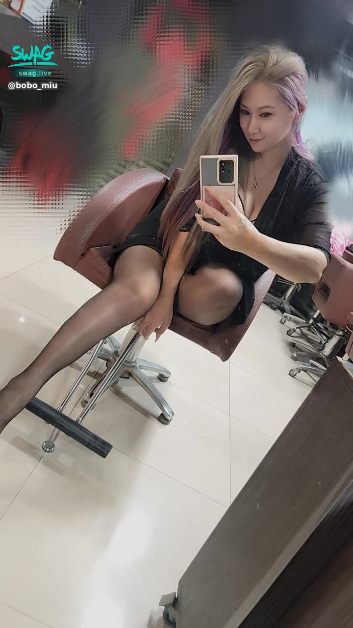 bobo_miu : 今天女王大人来巡视了,你们还不快来舔舔女王的脚踝😈