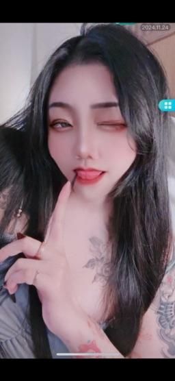 laura1965 : 哥哥天冷了❤️快來妹妹的被窩～想用身體幫你暖床💦💦🫶