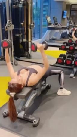 lovejulia : 在飯店健身房運動,遇到小鮮肉搭訕😳