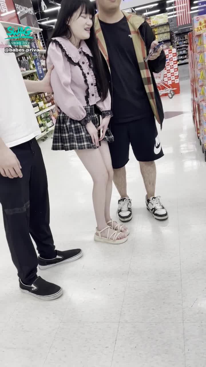 babes.private : 美腿白皙昀希 塞跳蛋逛賣場 左右各一個攙扶