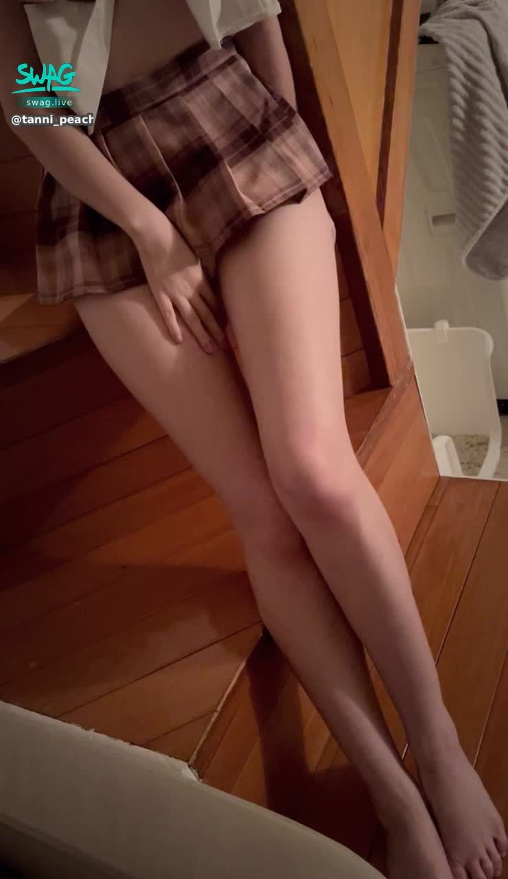 tanni_peach : 送你一張蜜桃老濕的大長腿 要跟我一起在家嚕貓嗎❤️
#sexy #性感 #騷 #長腿 #翹屁股 #水手服 #約會 #蜜桃老濕 #淫蕩