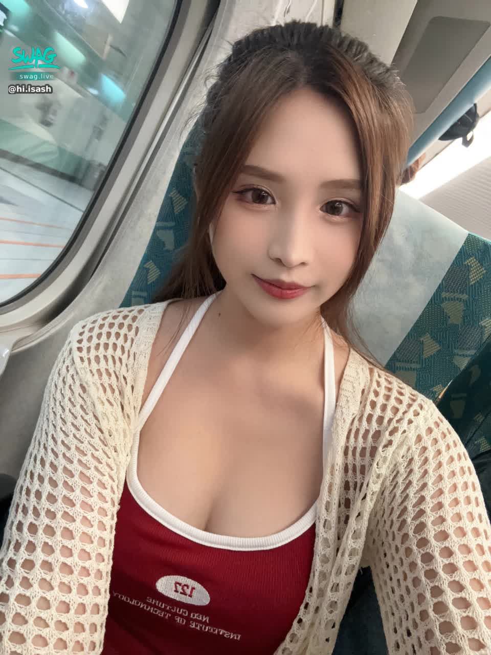 hi.isash : 搭高鐵~座位太後面好暈喔