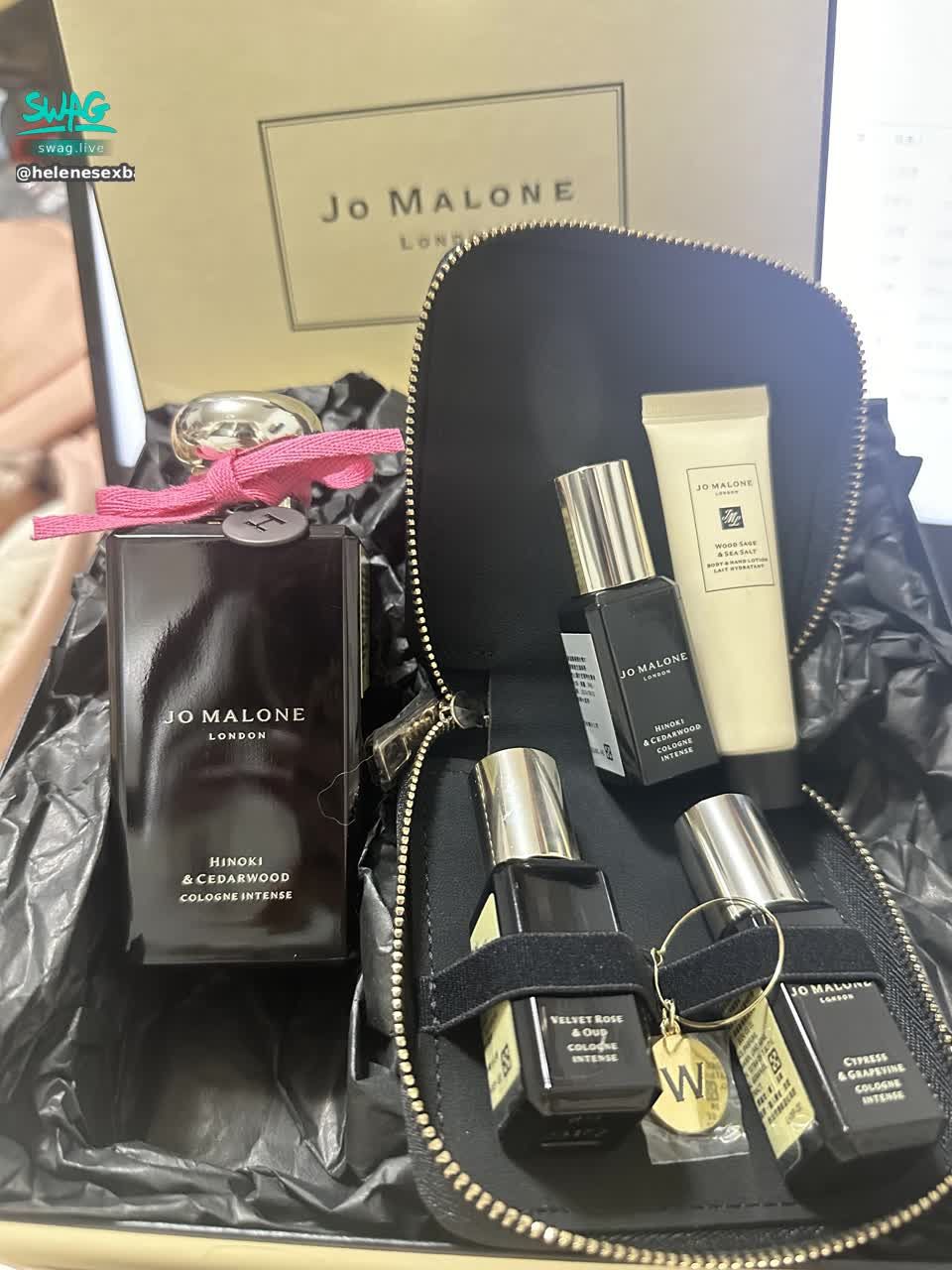 helenesexbaby : 這個聖誕節禮物是好還不好呢🤔🤔🤔
香香der