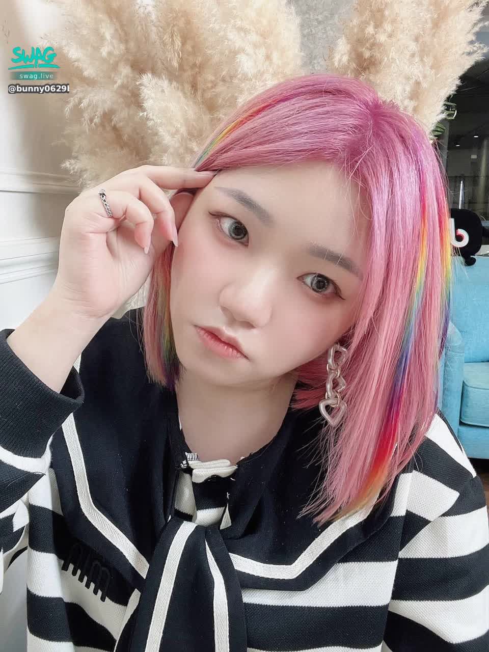 bunny0629bh. : 你喜歡哪一種的我呢?👀
染髮的?短髮的?長髮的?
還是喜歡瘋狂對你撒嬌的那種😜😜😜
#sexy #性感 #生活 #露臉 #可愛 #女友 #約會 #約會 #清純 #白皙