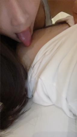 chloeebb : 我的舌頭超會舔👅老闆很愛前戲是舌頭舔他奶頭😆