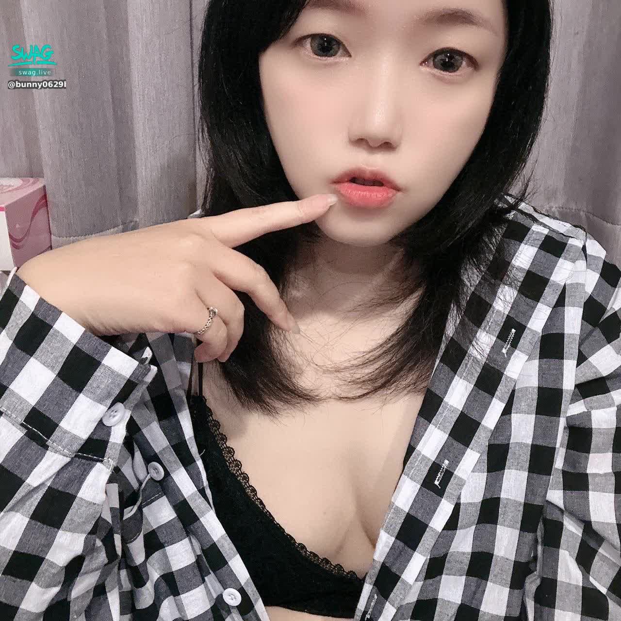 bunny0629bh. : 可可醬的耍萌五連拍👅
你最喜歡哪一張?
密我跟我說~送你性感影片🫦
#sexy #可愛 #萌 #內衣 #大眼睛
#性感 #胸部 #奶 #大奶 #大奶🔥
#白皙 #私訊