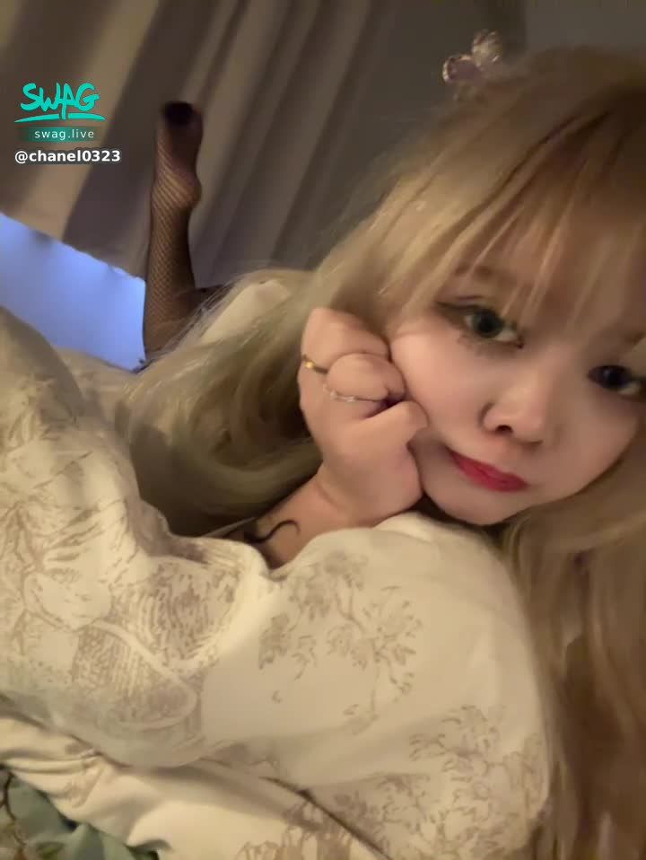 chanel0323 : 我敢打賭你無法直視我整部片👀
如果看完了就來私訊我吧😈本狐會獎賞你的👅👅👅
#可愛 #露臉 #大眼睛 #性感 #私訊 #sexy #生活 #舌頭 #全swag顏值最高 #甜美