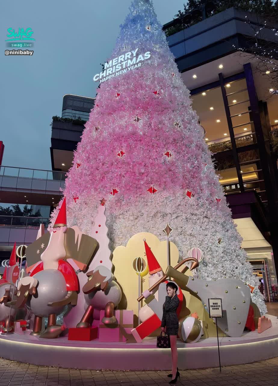 ninibaby : 🎄就在剛剛～我默默的許下一個願望🤗希望可以收到滿滿的滿滿的🎁聖誕丁字褲❤️

願～這個願望可以實現🥺

Babe請不要放大照片‼️

 #台北好美 #冷冷的天氣