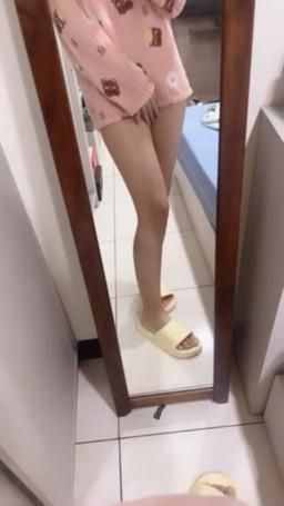 mini_mini : 已經沒穿內褲了，再看仔細一點就可以看到那片森林🥵😳🤤