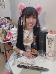 chiori_chan : よくきたじゃな~い
じゃあ、どれ飲む?
これもらったお酒たちなんだけど、
いつ飲もうかって特に悩んだやつを持ってきました!
#コスプレ #メイド