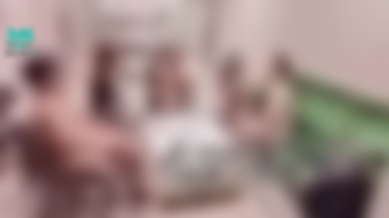 angelsam6699 : 當我第一次與另一個女人分享我最愛的單男Alex時,醋意油然而生。這份醋意反而激發了我吸引更多男人的慾望!但當Sam與其他女人親熱時,我卻沒有這種感覺。或許是因為Alex之前只屬於我? !幸運的是,Alex很細心,始終溫柔地撫摸我,與我緊密連接,這讓我感動不已,也更想滿足他!女人也有強烈的佔有慾呢🤭
我和Karen一起服務男人,這個過程我也很享受,看到他們興奮的樣子,真是令人興奮! Karen那美麗的臉蛋加上她害羞又激動的表情,不僅迷倒了在場的兩位男人,連我也深深被她吸引。
不知道是不是酒精🍷在作祟,我開始語無倫次,性慾也完全被點燃!比起之前的夫妻交換,這次更讓我慾火焚身,可能是因為有了單男的加入吧!沒有被冷落的感覺🤭
之後,我們的遊戲轉移到了房間。開始是我和Karen一起服務Alex,後來Sam也加入進來。 Sam無法抗拒與Karen的激情互動,而她老公就在一旁欣賞自己的妻子與Sam。而我則沉浸在與Alex的激情中,懷念著他那溫柔的吻與撫摸。
正當我和Alex投入時,聽見了Karen的呻吟聲和巨大的水聲… Karen潮吹了!這是她人生中第一次的潮吹,她簡直不敢相信自己居然會潮吹,她的老公也驚呆了...
#巨乳 #實戰 #約會 #人妻 #美乳 #呻吟 #多P #夫妻交換